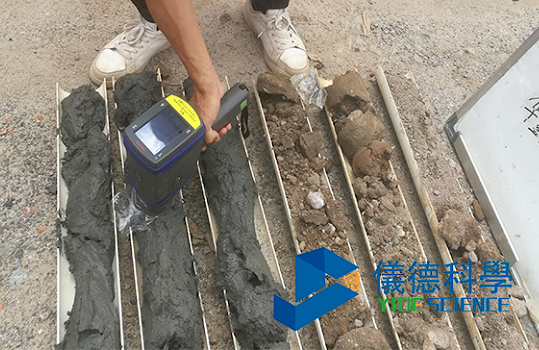 手持式光譜儀現(xiàn)場檢測土壤樣品