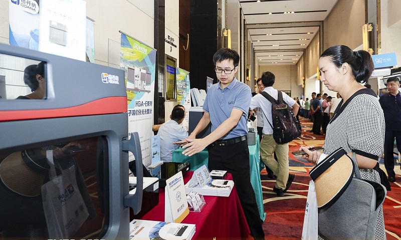 銷售總經(jīng)理為客戶展示商品，耐心答疑解惑