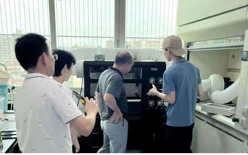 格丹納工程師為用戶詳細(xì)講解儀器操作